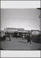 cca 1950 Budapest, Moszkva tér, 83-as villamos (Hűvösvölgy és Moszkva tér között közlekedett), továbbá a gombák mögött látható egy kupolás épület, amelyről ritkán bukkan fel fénykép, korabeli negatívról készült modern nagyítás, 18x13 cm