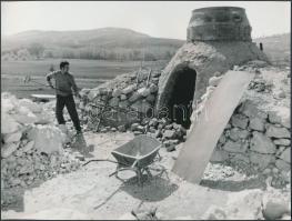 cca 1975 Mészégetők a Pilisben, 2 db jelzés nélküli vintage fotó, 18x24 cm