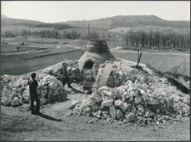 cca 1975 Mészégetők a Pilisben, 2 db jelzés nélküli vintage fotó, 18x24 cm