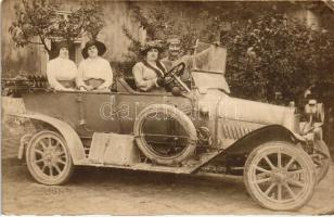 Vintage automobile with K.u.K. soldier and ladies, photo (EK)