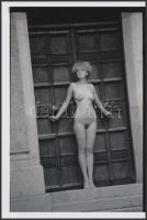 cca 1977 Műemlékvédők, finoman erotikus fényképek, 9 db korabeli negatívról készült modern nagyítás,...