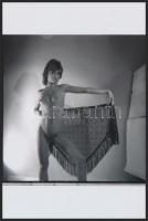 cca 1981 Nyuszika a kendőben, finoman erotikus fényképek, 3 db korabeli negatívról készült modern na...