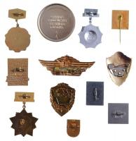 Szovjetunió 11db-os vegyes jelvény és kitűző tétel közte közte 1. osztályú harckocsizó aranyozott, z...