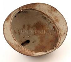 II. világháborús francia Adrián rohamsisak, kopottas állapotban