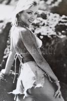 cca 1978 3 db fotó, szépségkirálynő, divat, stb., köztük MTI-fotók is, egy részük feliratozva, külön...