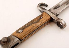 cca 1914-1918(?) Mannlicher szurony, pótolt fa markolattal, újrafestett, kicsit sérült fém hüvelyben...