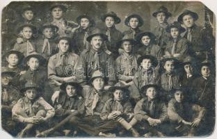 cca 1910 Cserkész csoportkép, fotólap, a sarkain hiánnyal, kopásnyomokkal, 8x13 cm / Scout group photo card, damaged, 8x13 cm