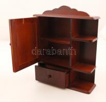 Mini szekrényke polccal és fiókkal, fa, dekórációval ( 2 db porcelán és figurával, 30×24 cm