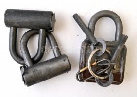 3 db lakat, egyik Elzett mindegyik kulccsal + 27 db kulcs, h:7-9 cm