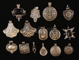 Ezüstözött karperecek, medálok, nyakláncok, összesen:33 db
