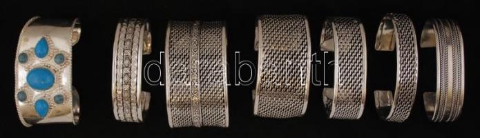 Ezüstözött karperecek, medálok, nyakláncok, összesen:33 db