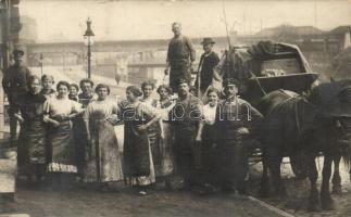 ~1914 Hamburg (?) Flusspartie, weibliche Arbeitskraft, Kriegszeit / Group of working ladies and soldiers, photo