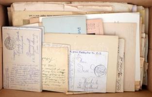 19-20. század Vegyes papírrégiség tétel, fotókkal, illetékbélyeges iratokkal, képeslapokkal, levelek...