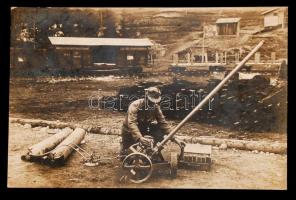 cca 1915-1918 Légnyomásos aknavető működés közben, fotólap, hátulján feliratozva, 9×13,5 cm /  cca 1915-1918 Mortar in operation, photograph with notes on its back, 9×13,5 cm