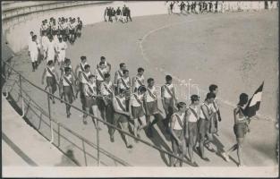 1936(?) Magyar sportolók bevonulási az olimpiai játékokon(?), fotólap, 9x14 cm