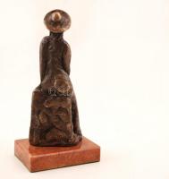 Borsos Miklós (1906 -1990) : Emma. Bronz, márvány talpon, jelzett,  m.: 17,5 cm