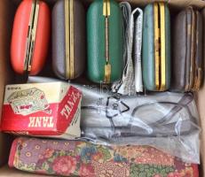 Nagy vegyes bolha tétel: felhúzós játékok (doboló mackó, stb.), különféle órák (egy részük működik),...