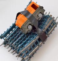 Nagy vegyes bolha tétel: felhúzós játékok (doboló mackó, stb.), különféle órák (egy részük működik),...