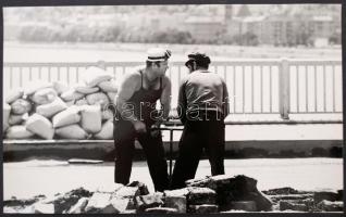 cca 1970 Balásy Pál: Hídépítők, feliratozott vintage fotóművészeti alkotás, 24x40 cm