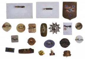 Vegyes 23db-os kitűző és jelvény tétel, közte "Auto Dacia" fém kitűző (13x19mm), "Int...