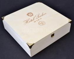 "Hotel Sacher Wien" fa doboz, szép állapotban, 22x22x6,5 cm