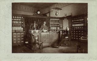 1907 Tiszafüred, gyógyszertár, belső, gyógyszerészek, photo