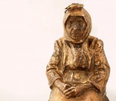 Jelzés nélkül: Ülő öregasszony koszorúval. Bronz, utólag ráerősített fa talapzattal, m:27 cm