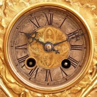 Gazdagon díszített asztali óra, ütős, működik, felhúzó kulccsal, m: 28,5 cm /

Richly ornated tabl...