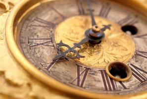 Gazdagon díszített asztali óra, ütős, működik, felhúzó kulccsal, m: 28,5 cm /

Richly ornated tabl...