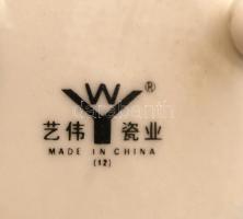 Fém rátétes kínai porcelán dobozka belül tükörrel, matricás, jelzett, apró kopásnyomokkal, d: 8 cm