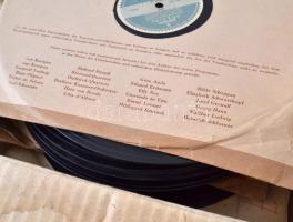 Gramofon lemezek, 38 darab. Egy részük papír mappában (6), a többi a nélkül. Változó, de többségében...