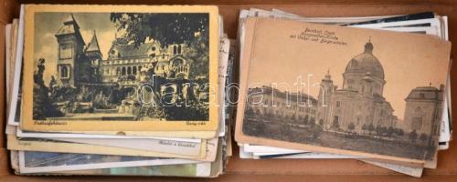 Érdekes főleg régi képeslap tétel, kb. 200 magyar és külföldi városkép jobbakkal közte kevés 50-es é...