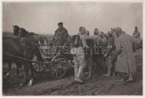 cca 1944-1945 Magyar hadifoglyok, fotó, szakadással, 12x17 cm