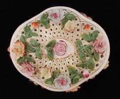 Virágmintás áttört porcelán bonbonier tetővel, kézzel festett, jelzett, lepattanással, kis kopásnyom...