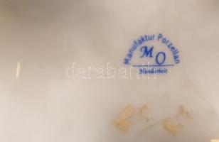 Virágmintás áttört porcelán kaspó tetővel, kézzel festett, jelzett, kis kopásnyomokkal, m: 26 cm