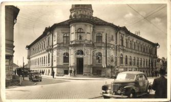 Szabadka, Subotica; Beltéri iskola, autók / school building with automobiles (EB)