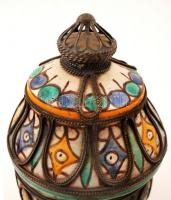 Dekoratív fém rátétes mázas kerámia tartó Marokkóból, jelzés nélkül, lepattanásokkal, m: 19 cm