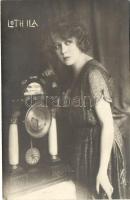 1921 Lóth Ila egy biedermeier portikuszos asztaliórával; Major fényképszalon felvétele / Hungarian actress with a Biedermeier clock