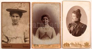 cca 1900 Hölgyek, keményhátú portréfotók különböző műtermekből, közte Strelisky műterméből, 3 db, 10x6 cm