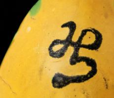 Gorka Lívia (1925-2011): Hosszú tálka. Festett mázas kerámia, jelzett,repedéssel, 30x10×4 cm