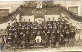 1912 Osztrák-magyar haditengerészeti iskola 3. osztályos csoportkép, K.u.K. Marine- u. Maschinen Schule / K.u.K. Kriegsmarine school class, G. Fiorini photo