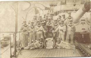 1914 &quot;Halbe Dienstzeit, Hurra&quot; A szolgálati idő felét ünneplő matrózok az  SMS Monarch fedélzetén  / K.u.K. Kriegsmarine, mariners group photo