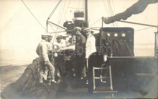 Bereitstellen des Torpedos, TB 74 T Fot. Alois Beer, Verlag F. W. Schrinner Pola 1916 / K.u.K. Kriegsmarine, torpedo boat board, preparation for torpedo launching