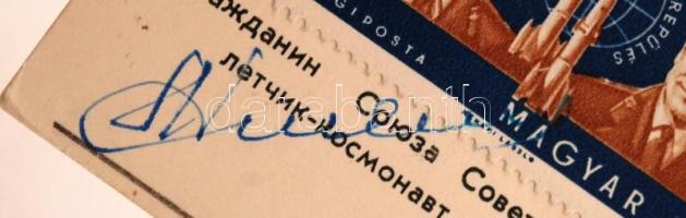 Adrijan Nyikolajev (1929-2004) orosz űrhajós aláírása emlékbélyeges fotólapon /

Signature of Adri...