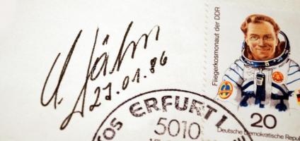 Sigmund Jähn (1937- ) német űrhajós aláírása emlékborítékon /  Signature of Sigmund Jähn (1937- ) German astronaut on memorial envelope