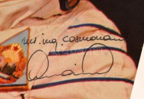 Dumitru Prunariu (1952- ) román űrhajós üdvözlő sorai és aláírása fotólapon /  Signature of Dumitru Prunariu (1952- ) first Romanian astronaut on photograph