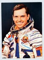 Dumitru Prunariu (1952- ) román űrhajós üdvözlő sorai és aláírása fotólapon /

Signature of Dumitr...