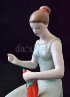 Hollóházi asszony (fűszer paprikát fűző), kézzel festett, jelzett, hibátlan, m:25 cm