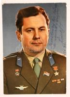 Pavel Popovics (1930-2009) orosz űrhajós üdvözlő sorai és aláírása fotólapon /

Signature of Pavel...