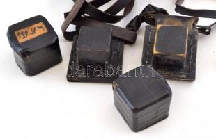 XX. sz eleje. Fejre és kézre való tefilin, azaz zsidó bőr imaszíjak dobozkákkal. A dobozok fából van...